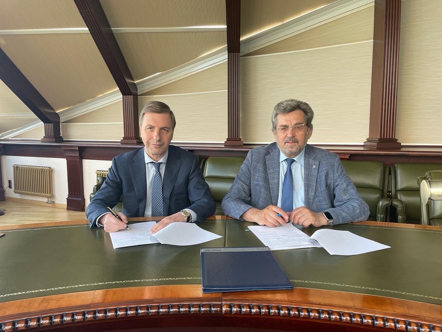 И.А.Близнец подписывает с В.Н. Медведевым («Городисский и Партнёры») соглашение о сотрудничестве